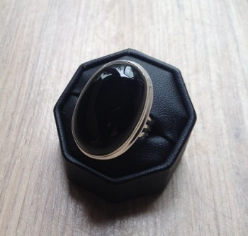 Zilveren ring met brede ovale zwarte Onyx maat 17.3 mm